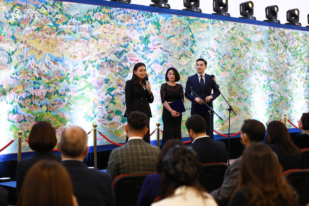 Зураач Н.Сэргэлэнгийн “Дэлхийн нэг өдөр” бүтээлийн дижитал хувилбарыг 350 орчим сая төгрөгөөр борлууллаа